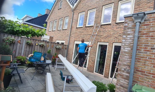 Knikarmscherm + Screens geplaatst in Sint Jansklooster