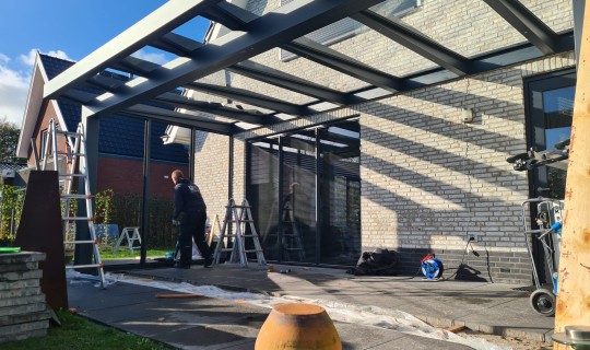Aluxe Ultraline met zijwand geplaatst in Kraggenburg